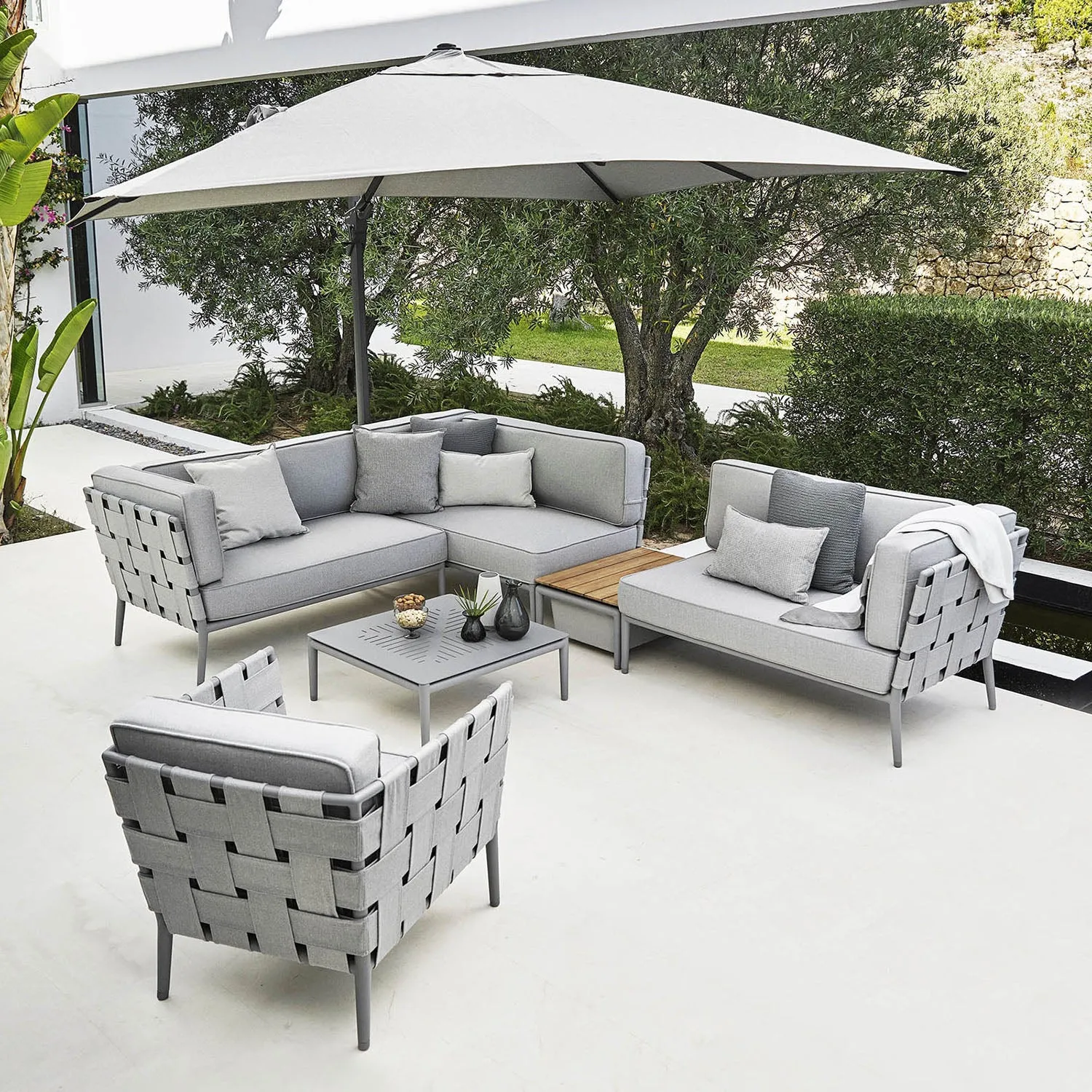Conic 3 Piece Sectional with Box Table