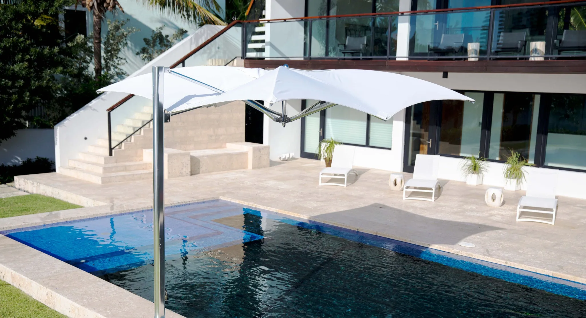 Ocean Master MAX Manta Cantilever Umbrella - TUUCI